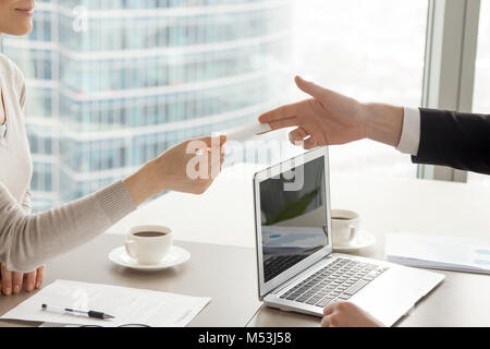 Weibliche und männliche Führungskräfte Freigeben von Kontakten Stockfoto