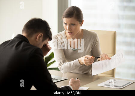 Business Lady beharrt auf wechselnde Ansprechpartner text Stockfoto