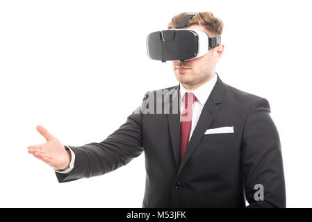 Manager tragen VR-Brille bietet die Hand schütteln auf weißem Hintergrund Stockfoto