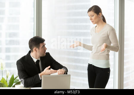 Frau erklärt Grund für zu spät zur Arbeit Stockfoto