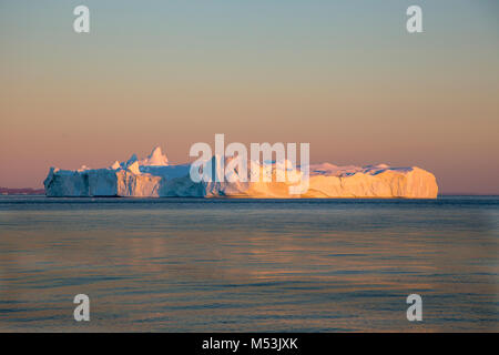 Eisberge im Eisfjord, Ilulissat, Diskobucht, Grönland, Polar Region mit Mitternacht Licht Stockfoto