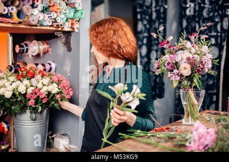 Frau, Blumenstrauß aus verschiedenen Rosen. Florist im Flower Shop arbeiten Stockfoto