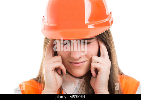 Portrait von betont weibliche Arbeitnehmer tragen Orange harten Hut Übelkeit oder Kopfschmerzen. Stockfoto