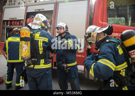 Thessaloniki, Griechenland - 16.Februar 2018: die Feuerwehrmänner bei einem Erdbeben im AXPA Krankenhaus Stockfoto