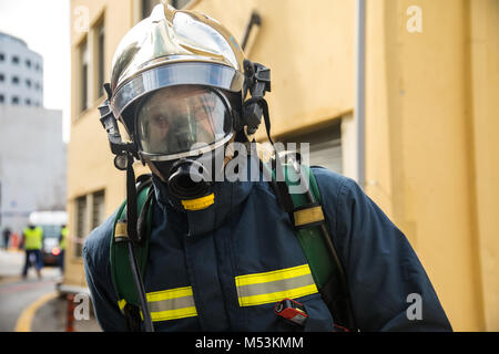 Thessaloniki, Griechenland - 16.Februar 2018: die Feuerwehrmänner bei einem Erdbeben im AXPA Krankenhaus Stockfoto