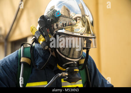 Thessaloniki, Griechenland - 16.Februar 2018: die Feuerwehrmänner bei einem Erdbeben im AXPA Krankenhaus Stockfoto