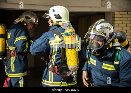 Thessaloniki, Griechenland - 16.Februar 2018: die Feuerwehrmänner bei einem Erdbeben im AXPA Krankenhaus Stockfoto