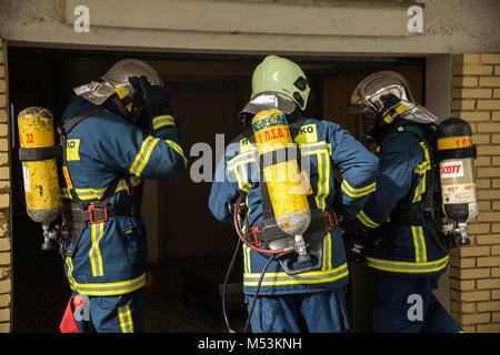 Thessaloniki, Griechenland - 16.Februar 2018: die Feuerwehrmänner bei einem Erdbeben im AXPA Krankenhaus Stockfoto