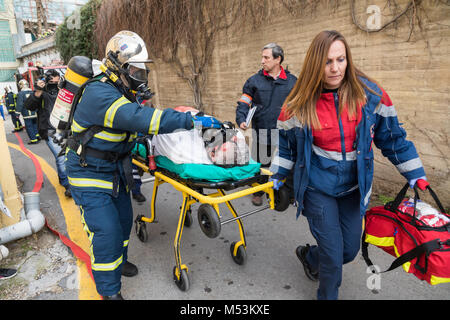 Thessaloniki, Griechenland - 16.Februar 2018: Heil Besatzungen Patienten evakuieren und im Krankenhaus AXPA während der Übung für Erdbeben verletzt Stockfoto