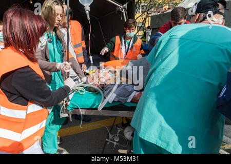 Thessaloniki, Griechenland - 16.Februar 2018: Heil Besatzungen Patienten evakuieren und im Krankenhaus AXPA während der Übung für Erdbeben verletzt Stockfoto