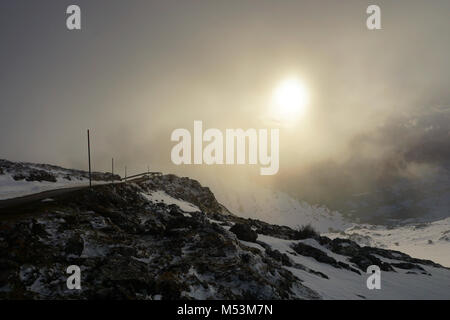 Sonnenuntergang in den Bergen mit Nebel. Stockfoto