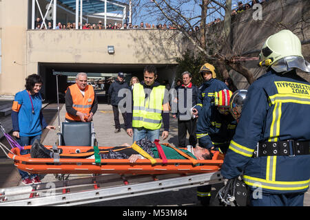 Thessaloniki, Griechenland - 16.Februar 2018: Heil Besatzungen Patienten evakuieren und im Krankenhaus AXPA während der Übung für Erdbeben verletzt Stockfoto