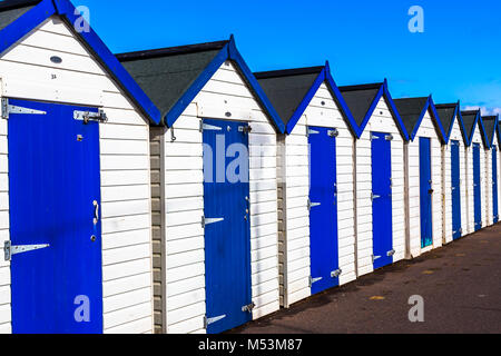 Ch Umkleidekabinen für Schwimmen und Sonnenbaden in Großbritannien Stockfoto