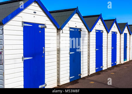 Ch Umkleidekabinen für Schwimmen und Sonnenbaden in Großbritannien Stockfoto