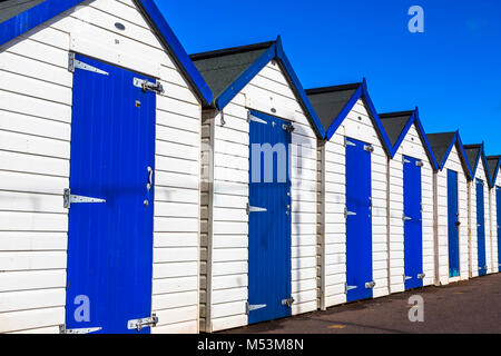 Ch Umkleidekabinen für Schwimmen und Sonnenbaden in Großbritannien Stockfoto