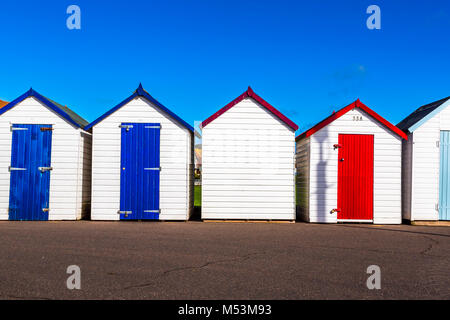 Ch Umkleidekabinen für Schwimmen und Sonnenbaden in Großbritannien Stockfoto