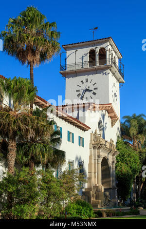 Vollständige Ansicht der Santa Barbara County Courthouse Clock Tower in Santa Barbara, Kalifornien. Stockfoto