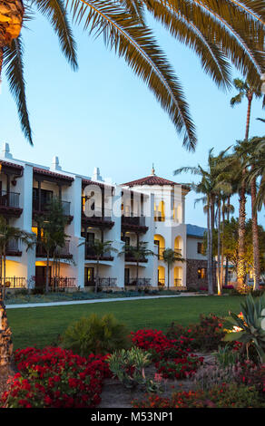 Dämmerung Geschossen eines dreistöckigen Hotel in Santa Barbara, Kalifornien. Stockfoto