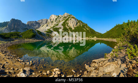 Die vertikale Wand der Sinanishko Sinanitsa im See widerspiegeln, Pirin Nationalpark, Bulgarien Stockfoto