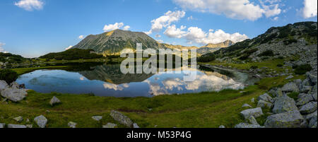 Muratovo See mit Reflexion der Todorka Peak, Pirin Nationalpark, Bulgarien Stockfoto