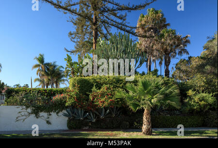 Ein Blick auf die gemeinsamen Anlagen entlang einer Straße in Santa Barbara, Kalifornien. Stockfoto