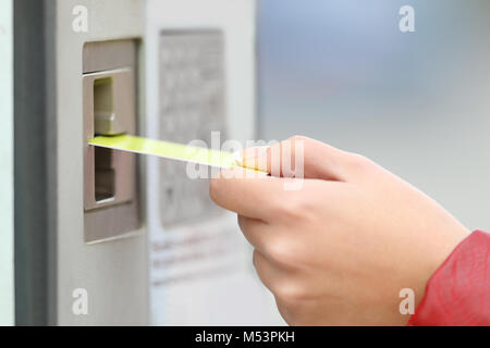 Nahaufnahme einer Frau hand Bezahlen mit einer Kreditkarte in einer Zahlung Maschine im Freien Stockfoto