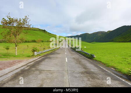 Leere Straßen in die Landschaft auf der Insel St. Michael (Sao Miguel) auf den Azoren, Portugal Stockfoto