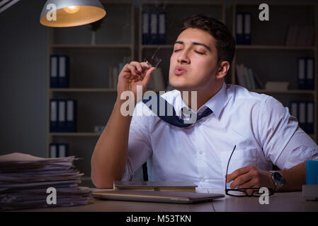 Der Mensch bleiben bis spät in die Nacht und das Rauchen von Marihuana Stockfoto