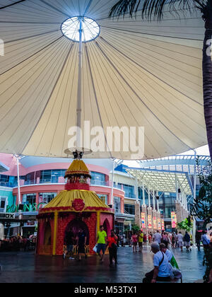 Phuket, Thailand - 17. Februar 2015: Masse von Tourist am Einkaufszentrum Jungceylon Shopping Mall in Phuket, Thailand. Stockfoto