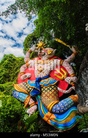 Schönen indischen Lord Hanuman Skulpturen am Eingang von Phuket Fantasea, die Öffentlichkeit Themenpark in Phuket City, Thailand Stockfoto