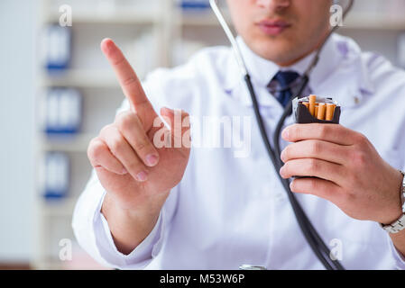 Männlicher Arzt in anti-Rauchen conceptwithcigarette Pack Stockfoto