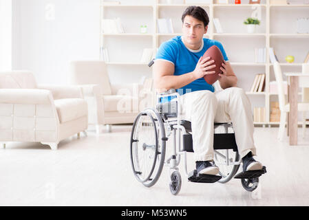 Junger Mann American football player Wiederherstellen auf Rollstuhl Stockfoto