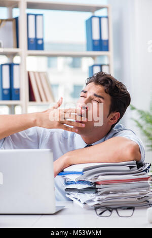 Müde, erschöpft, Geschäftsmann, Sitzen im Büro Stockfoto