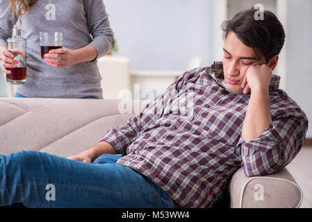 Alkoholproblem betrunkenen Mann Mann in einer jungen Familie Konzept Stockfoto