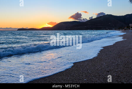 Meer Sonnenuntergang auf borsh Strand, Albanien. Stockfoto