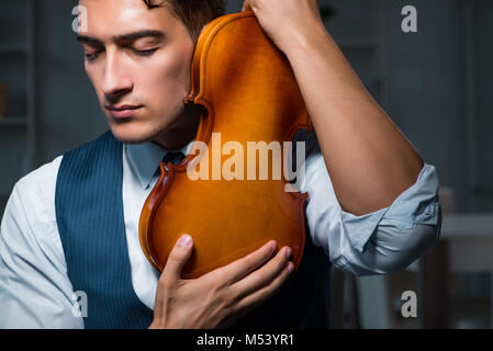 Junge Musiker Mann spielen Geige Üben zu Hause Stockfoto