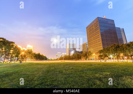 Modernes Gebäude mit Rasen in der Nacht Stockfoto