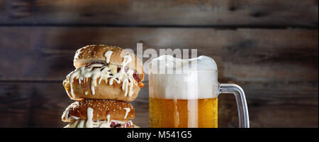Eine Tasse helles Bier und einem riesigen Burger Stockfoto