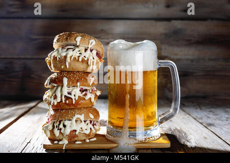 Eine Tasse helles Bier und einem riesigen Burger Stockfoto