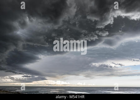 Approaching Storm Wolke mit Regen über das Meer Stockfoto