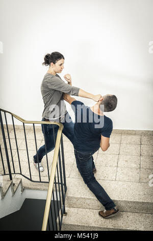 junge Frau mit Mann kämpfen Stockfoto