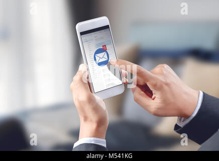 Geschäftsmann Hand berühren e-Umschlag Symbol auf dem Bildschirm Stockfoto