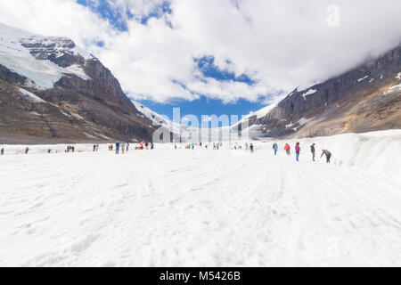 Touristen am Athabasca Gletscher mit Sun Stockfoto