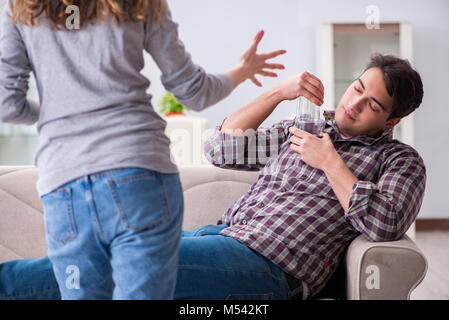 Alkoholproblem betrunkenen Mann Mann in einer jungen Familie Konzept Stockfoto