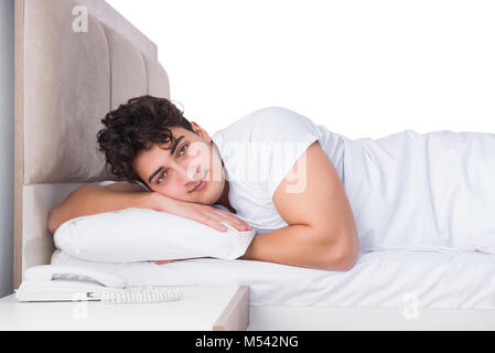 Mann im Bett leiden unter Schlaflosigkeit. Stockfoto