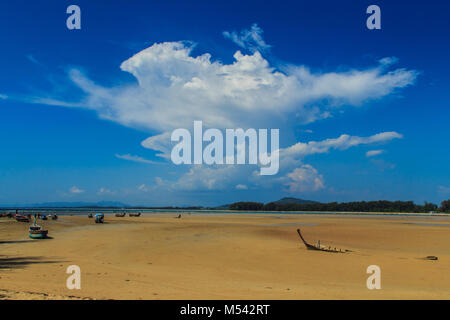 Alte Wrack Fischerboot im Sand mit blauem Himmel an bewölkten Tag Hintergrund begraben Stockfoto