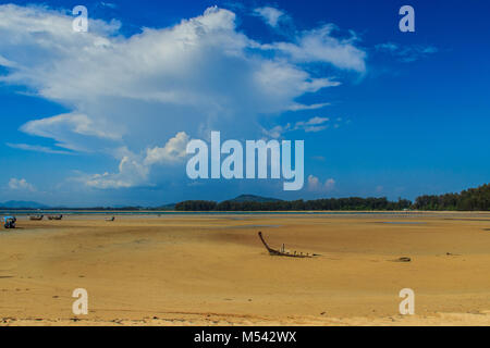 Alte Wrack Fischerboot im Sand mit blauem Himmel an bewölkten Tag Hintergrund begraben Stockfoto