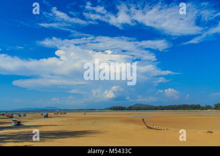 Alte Wrack Fischerboot im Sand mit blauem Himmel an bewölkten Tag Hintergrund begraben Stockfoto