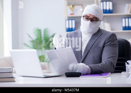 Bandagierte Geschäftsmann Arbeiter, die im Büro tun paperwor Stockfoto