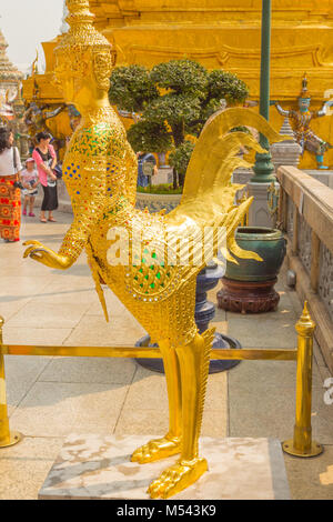 Golden kinnara Statue in Wat Phra Kaew Tempel Bangkok Stockfoto